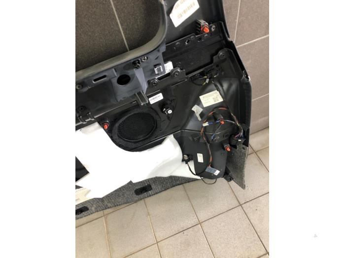 Zijpaneel Bekleding rechts-achter van een Mercedes-Benz V (447.8) EQV 300 2021