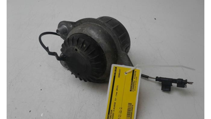 Gebruikte Motorsteun Mercedes S (222.0/222.1) 3.0 S-350 BlueTEC, S-350d 24V Prijs € 82,95 Margeregeling aangeboden door Wessel Parts & Service B.V.