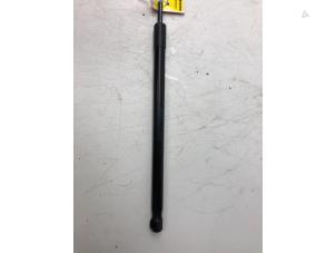 Gebruikte Kofferdekseldemper rechts-achter Mercedes EQV 300 Prijs € 35,00 Margeregeling aangeboden door Wessel Parts & Service B.V.