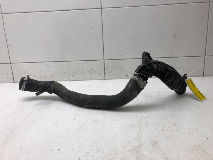 Gebruikte Intercooler Buis Peugeot Rifter (ER/EC/EZ) 1.5 BlueHDi 100 Prijs € 51,45 Margeregeling aangeboden door Wessel Parts & Service B.V.