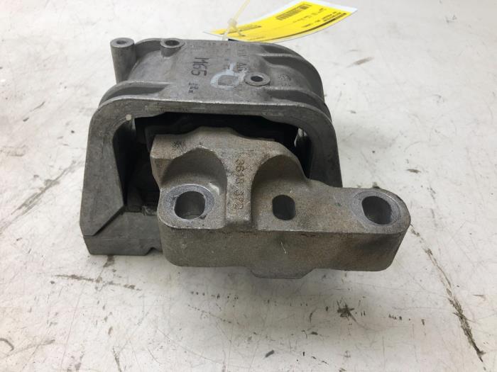 Gebruikte Motorsteun Volkswagen Passat (3C2) 2.0 TDI 140 Prijs € 47,25 Margeregeling aangeboden door Wessel Parts & Service B.V.