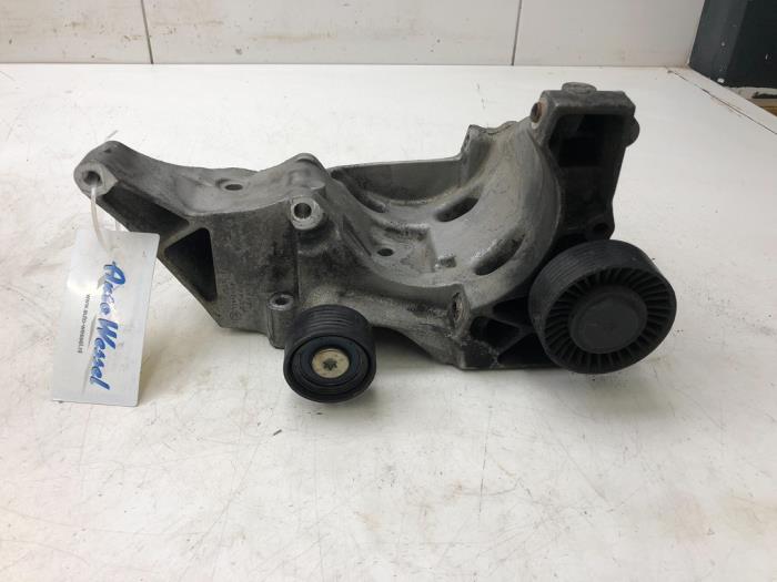 Gebruikte Dynamosteun boven BMW 1 serie (E81) 120d 16V Prijs € 30,45 Margeregeling aangeboden door Wessel Parts & Service B.V.