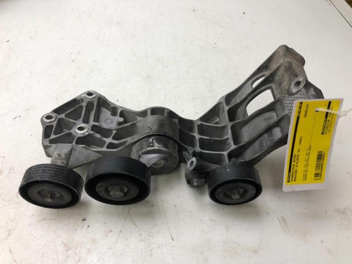 Gebruikte Dynamosteun boven Mercedes A (W169) Prijs € 47,25 Margeregeling aangeboden door Wessel Parts & Service B.V.