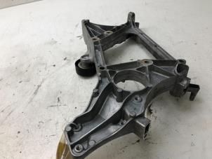 Gebruikte Dynamosteun onder Mercedes C-Klasse Prijs € 35,00 Margeregeling aangeboden door Wessel Parts & Service B.V.