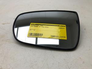Gebruikte Spiegelglas links Kia Carens IV (RP) 1.6 GDI 16V Prijs € 39,00 Margeregeling aangeboden door Autobedrijf G.H. Wessel B.V.