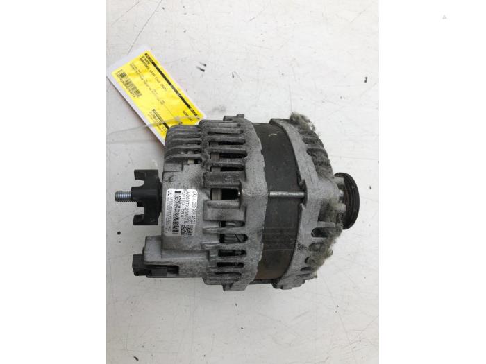 Dynamo van een Mercedes-Benz Vito (447.6) 1.6 111 CDI 16V 2015