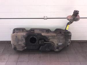 Gebruikte Tank Mercedes Vito (447.6) 1.6 111 CDI 16V Prijs € 199,00 Margeregeling aangeboden door Wessel Parts & Service B.V.