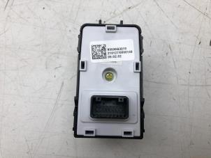 Gebruikte Spiegel Schakelaar Hyundai i30 (PDEB5/PDEBB/PDEBD/PDEBE) 1.0 T-GDI 12V Hybrid 48V Prijs € 49,00 Margeregeling aangeboden door Wessel Parts & Service B.V.