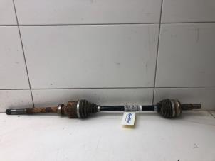 Gebruikte Aandrijfas rechts-voor Peugeot 308 (L3/L8/LB/LH/LP) 1.2 12V e-THP PureTech 130 Prijs € 125,00 Margeregeling aangeboden door Wessel Parts & Service B.V.