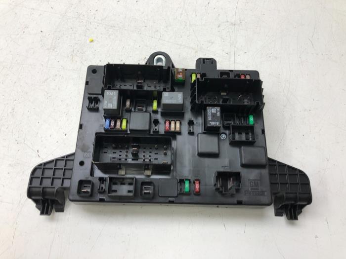 OPEL Astra J (2009-2020) Fuse Box 13302301 17211734