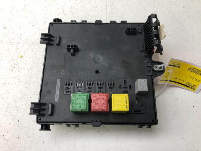 OPEL Vectra C (2003-2008) Fuse Box 13205777 17211729