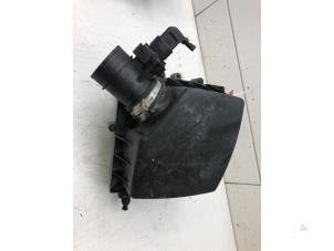 Gebruikte Luchtfilterhuis Opel Corsa E 1.4 16V Prijs € 125,00 Margeregeling aangeboden door Wessel Parts & Service B.V.
