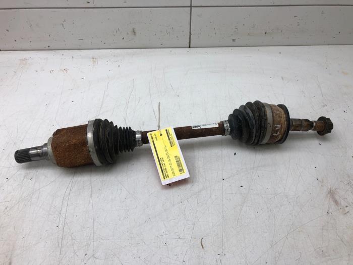 Gebruikte Aandrijfas links-voor Opel Astra K 1.6 CDTI 110 16V Prijs € 131,25 Margeregeling aangeboden door Wessel Parts & Service B.V.