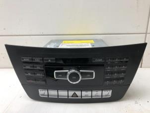 Gebruikte Radio CD Speler Mercedes C (W204) 2.2 C-220 CDI 16V BlueEFFICIENCY Prijs € 225,00 Margeregeling aangeboden door Autobedrijf G.H. Wessel B.V.