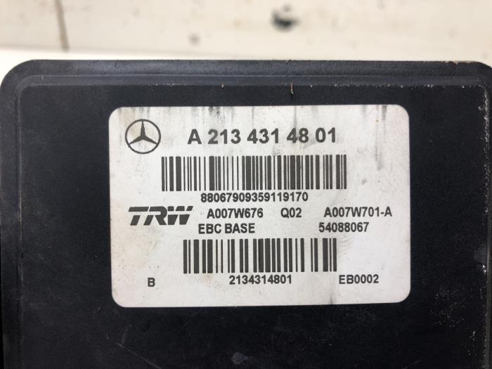 ABS Pomp van een Mercedes-Benz E (W213) E-200d 1.6 Turbo 16V 2019