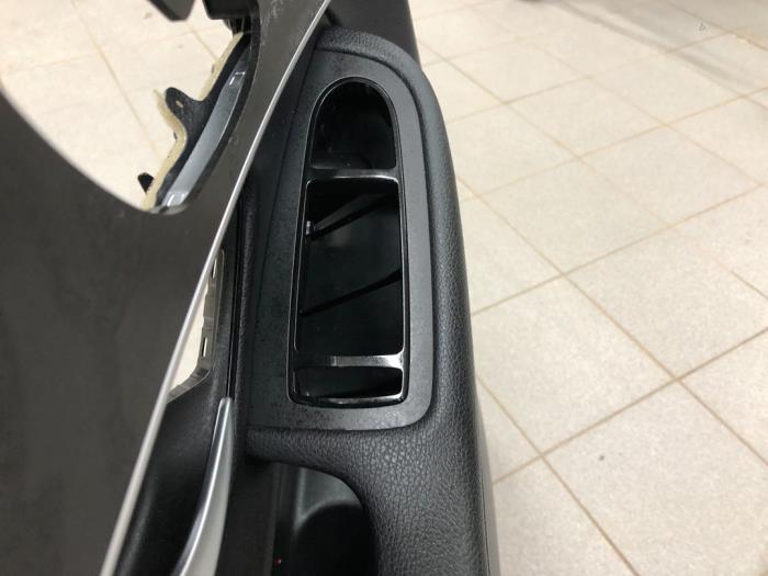 Portierbekleding 4Deurs links-voor van een Mercedes GLC-Klasse