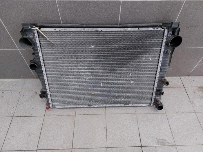 Gebruikte Radiateur Mercedes S (W220) 5.0 S-500 V8 24V Prijs € 131,25 Margeregeling aangeboden door Wessel Parts & Service B.V.