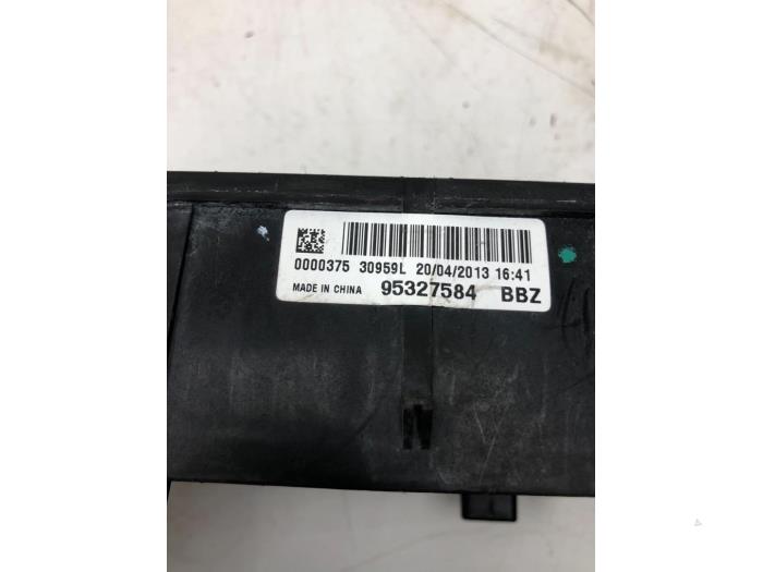 CHEVROLET Trax W246 (2011-2020) Fuse Box 95327584 17629912