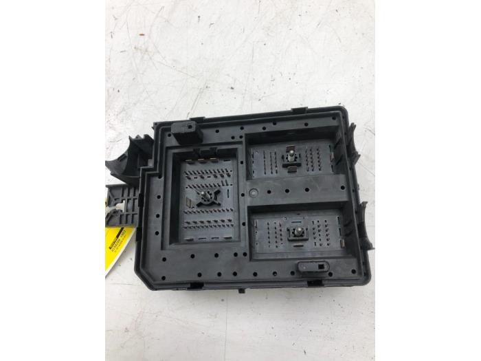 CHEVROLET Trax W246 (2011-2020) Fuse Box 95327584 17629912