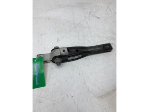 Gebruikte Motorsteun Skoda Superb (3V3) 2.0 TDI Prijs € 25,00 Margeregeling aangeboden door Wessel Parts & Service B.V.