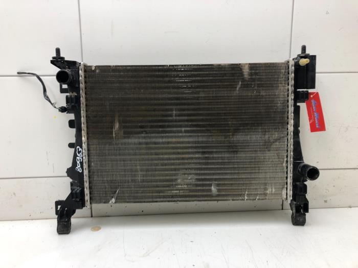 Gebruikte Radiateur Opel Corsa E 1.4 16V Prijs € 51,45 Margeregeling aangeboden door Wessel Parts & Service B.V.