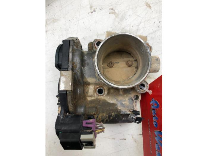 Gebruikte Gasklephuis Opel Corsa E 1.4 16V Prijs € 40,95 Margeregeling aangeboden door Wessel Parts & Service B.V.