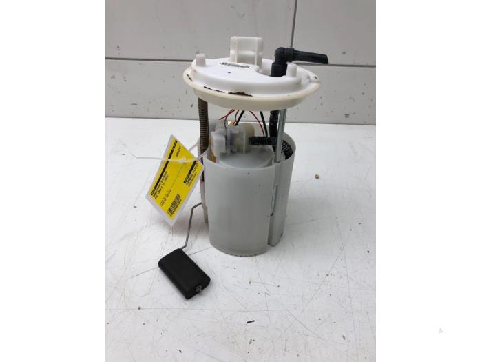 Gebruikte Tank element Pomp Opel Corsa E 1.4 16V Prijs € 51,45 Margeregeling aangeboden door Wessel Parts & Service B.V.