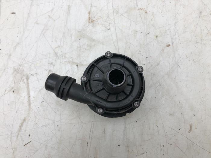Waterpomp van een Mercedes-Benz B (W247) 1.3 B-250 e Turbo 16V 2022