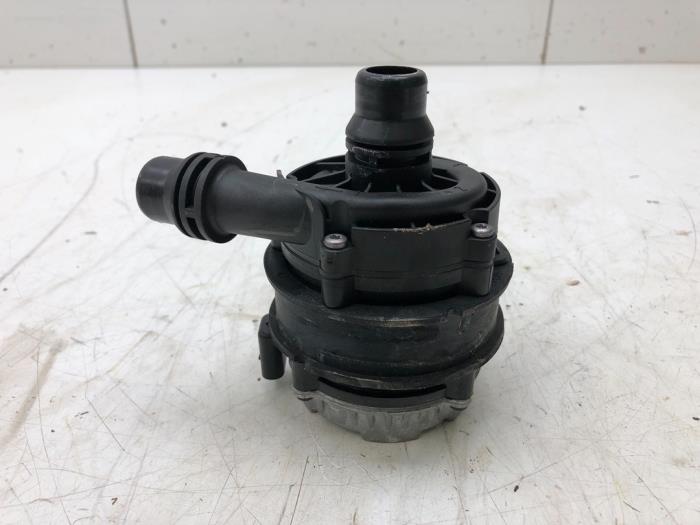 Waterpomp van een Mercedes-Benz B (W247) 1.3 B-250 e Turbo 16V 2022