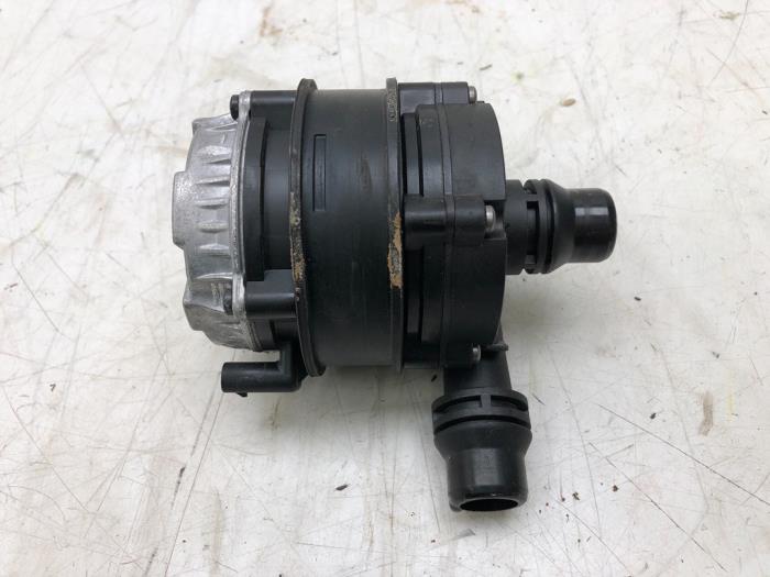 Waterpomp van een Mercedes-Benz B (W247) 1.3 B-250 e Turbo 16V 2022