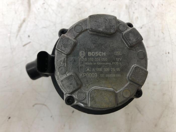 Waterpomp van een Mercedes-Benz B (W247) 1.3 B-250 e Turbo 16V 2022