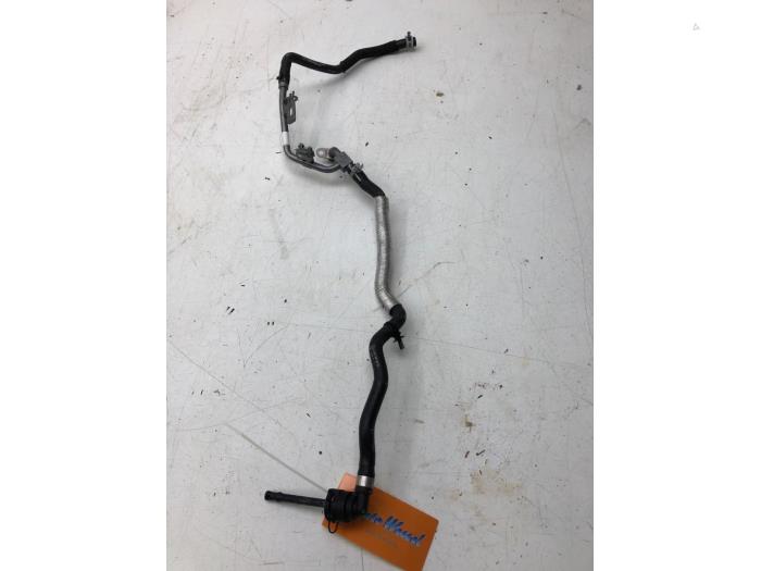 Brandstofleiding van een Mercedes-Benz B (W247) 1.3 B-250 e Turbo 16V 2022