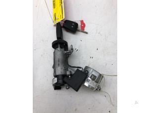 Gebruikte Afstands Bediening Set Opel Astra J Sports Tourer (PD8/PE8/PF8) 1.7 CDTi 16V Prijs € 59,00 Margeregeling aangeboden door Wessel Parts & Service B.V.