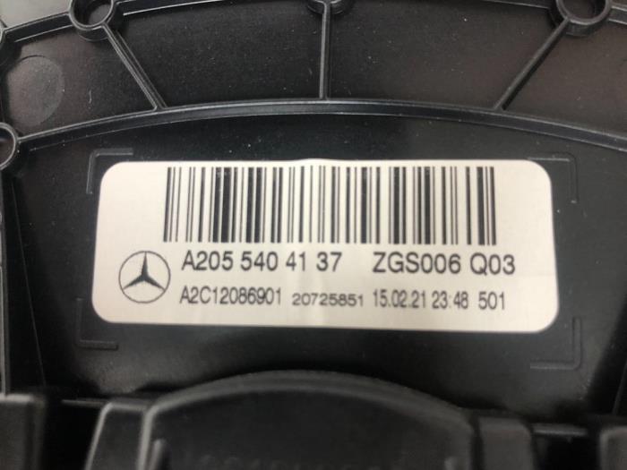 Kilometerteller sierlijst van een Mercedes-Benz C Estate (S205) C-300 e 2.0 16V 2021
