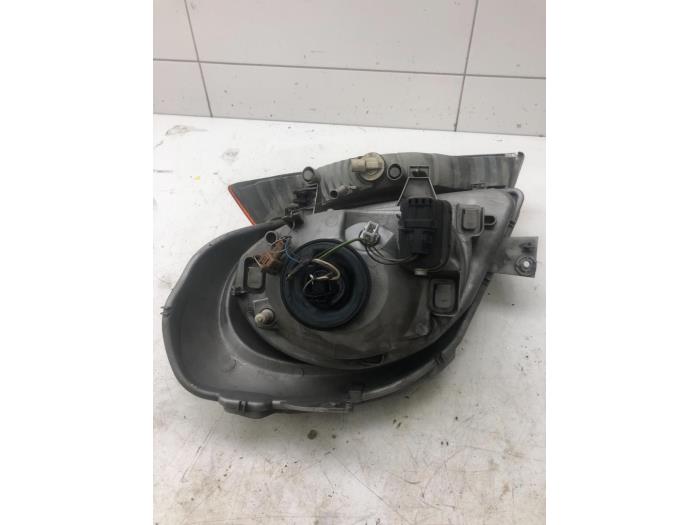 RENAULT Trafic 2 generation (2001-2015) Phare avant droit 91165720 20631520