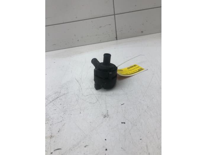 Gebruikte Waterpomp Mercedes GLB (247.6) 1.3 GLB-200 Turbo 16V Prijs € 51,45 Margeregeling aangeboden door Wessel Parts & Service B.V.