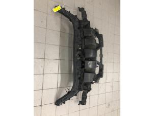 Gebruikte Voorfront Renault Grand Scénic II (JM) 2.0 16V Prijs € 99,00 Margeregeling aangeboden door Wessel Parts & Service B.V.