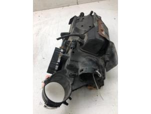 Gebruikte Luchtfilterhuis Mercedes B (W245) 2.0 B-180 CDI 16V Prijs € 39,00 Margeregeling aangeboden door Wessel Parts & Service B.V.