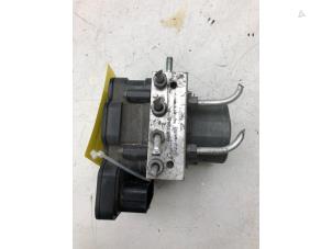 Gebruikte ABS Pomp Renault Twingo III (AH) 0.9 Energy TCE 93 12V Prijs € 125,00 Margeregeling aangeboden door Wessel Parts & Service B.V.