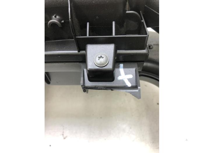 Gebruikte Luchtfilterhuis Opel Crossland (X) 1.2 Turbo 12V Prijs € 30,45 Margeregeling aangeboden door Wessel Parts & Service B.V.