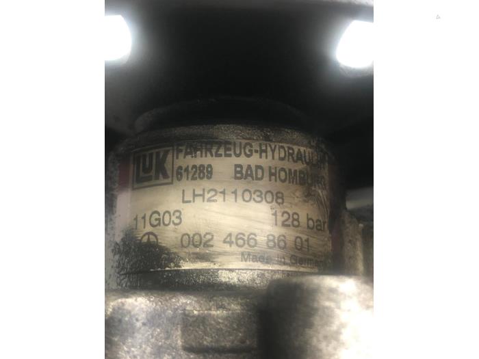 Gebruikte Servopomp Mercedes SL (R230) 3.7 SL-350 V6 18V Prijs € 82,95 Margeregeling aangeboden door Wessel Parts & Service B.V.