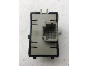 Gebruikte PDC Schakelaar Renault Twingo III (AH) 0.9 Energy TCE 93 12V Prijs € 29,00 Margeregeling aangeboden door Wessel Parts & Service B.V.