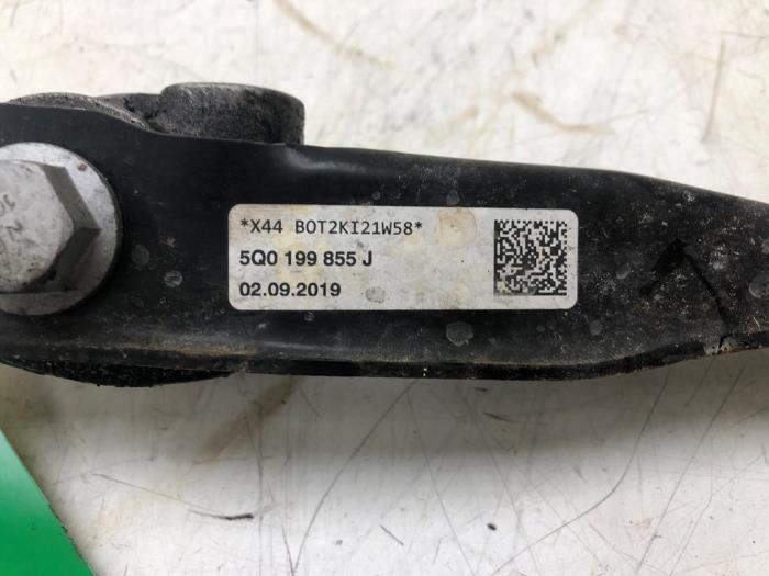 Gebruikte Motorsteun Skoda Superb (3V3) 2.0 TDI Prijs € 30,45 Margeregeling aangeboden door Wessel Parts & Service B.V.