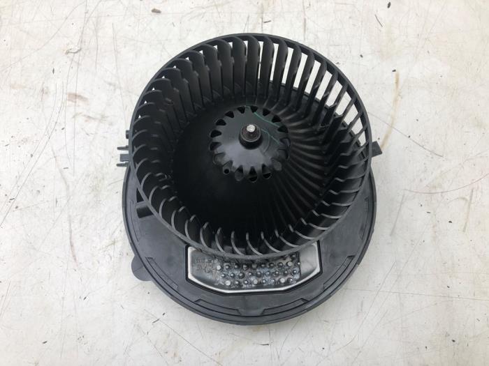 Kachel Ventilatiemotor van een Skoda Superb (3V3) 2.0 TDI 2019