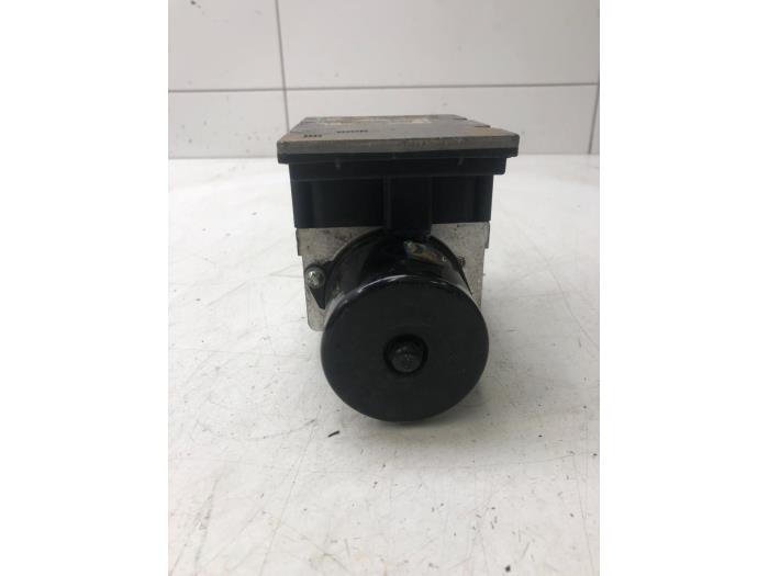 ABS Pomp van een Opel Vectra C Caravan 2.0 DTI 16V 2005