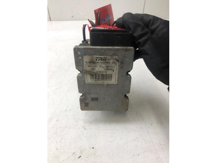 ABS Pomp van een Opel Vectra C Caravan 2.0 DTI 16V 2005