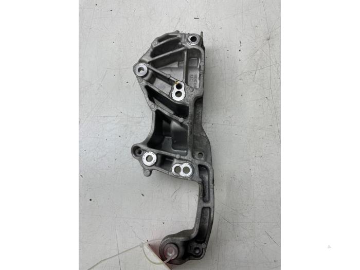 Gebruikte Dynamosteun boven Opel Mokka 1.2 Turbo 12V Prijs € 51,45 Margeregeling aangeboden door Wessel Parts & Service B.V.