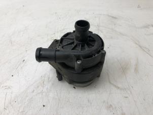 Gebruikte Waterpomp Skoda Superb Combi (3V5) 1.4 TSI iV 16V Prijs € 49,00 Margeregeling aangeboden door Wessel Parts & Service B.V.