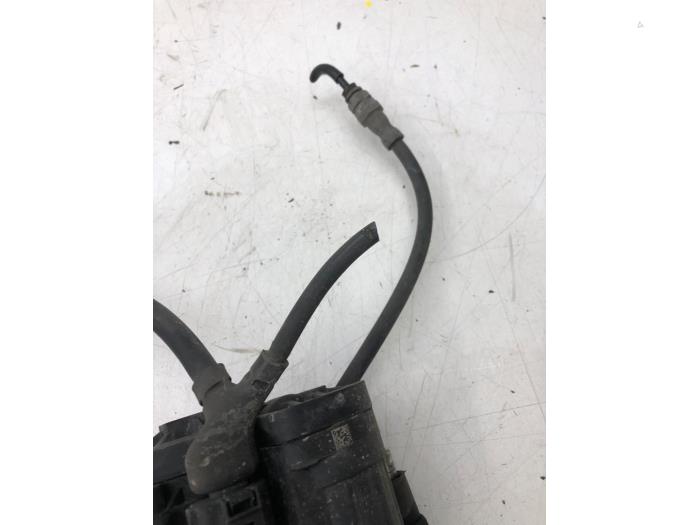 Rear brake calliper, right - f4d75dc6-8d68-4ada-bc56-7d4f394986e1.jpg