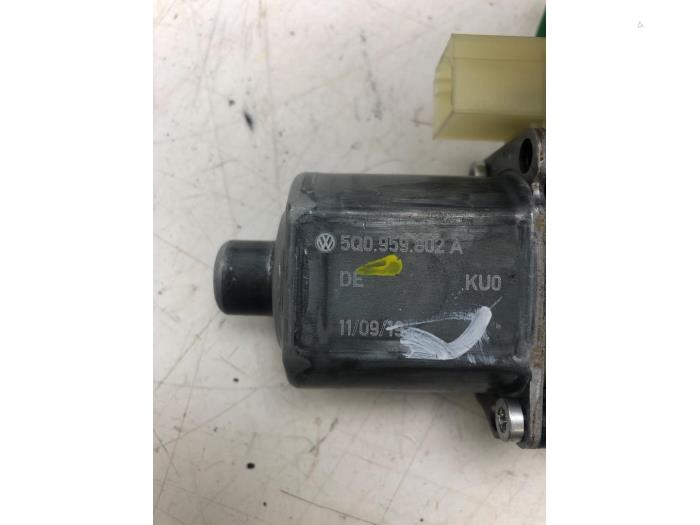 SKODA Superb 3 generation (2015-2023) Front Right Door Window Control Motor 5Q0959802A 22819159